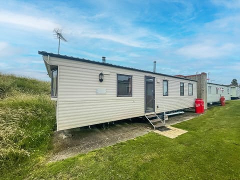 Spend your bank holiday in style with a stay in a cosy 2-bedroom, 6-berth caravan at Naze Marine, part of Parkdean Resorts.