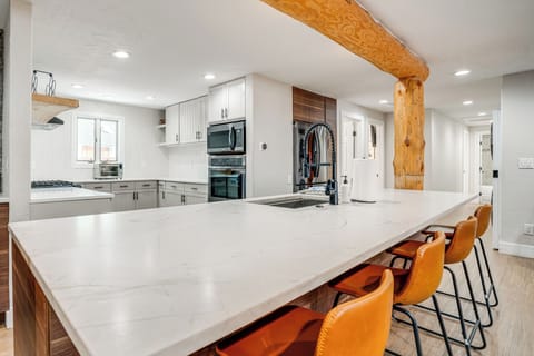 Kitchen | Breakfast Bar