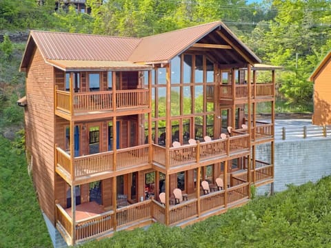 3-level luxe cabin with stunning views of the Smoky Mountain National Park. 5 ensuite bedrooms with decks all facing the views. Game room and private theater room. Hot tub, BBQ grill.