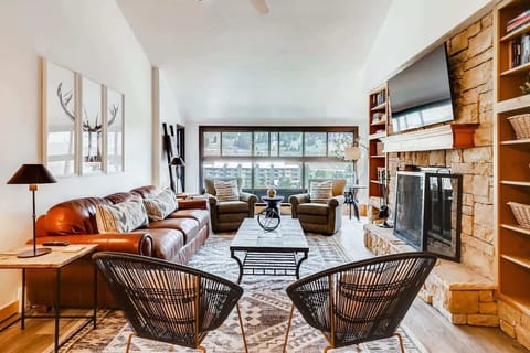 Spacious Living Room Seats 7