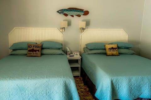 2 Queen beds Bowfin art piece 