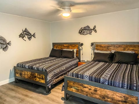 2 Queen beds