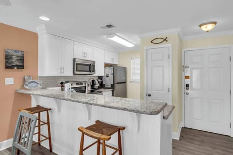 Breakfast bar with seating for 2