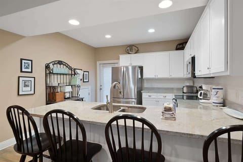 Kitchen with Breakfast Bar