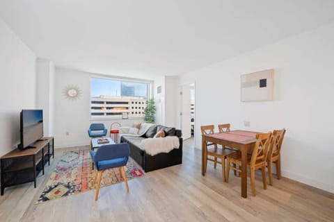 Lovely 1BR 2BA condo | CozySuites at Showboat Living area