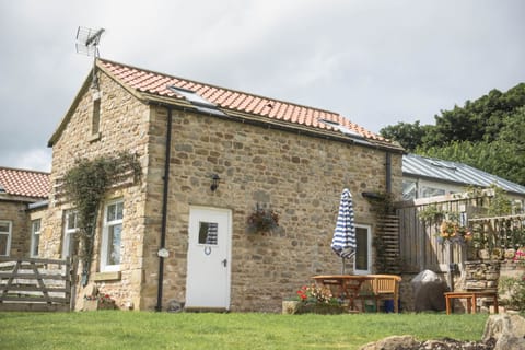 Winsbury Cottage, East Hauxwell: Just 8 miles from the popular market town of Leyburn, boasting wonderful views over open farmland