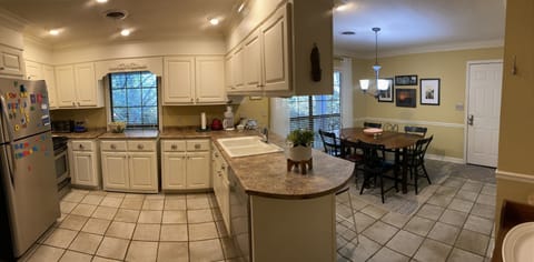 User friendly kitchen and breakfast room
