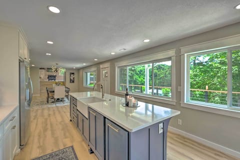 Fully Equipped Kitchen | Coffee Maker | Island