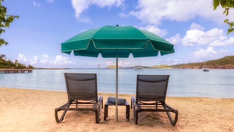 Sleeps 12....Private Pool & Beach!