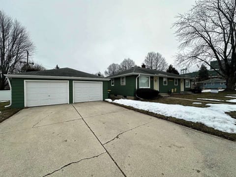 Garage accessible to guests to use for entertaining.  