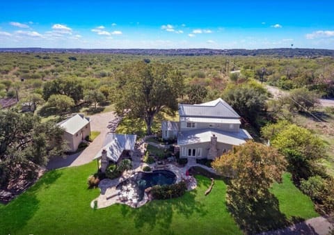 Overview of the main house with the pool and 5 bedrooms