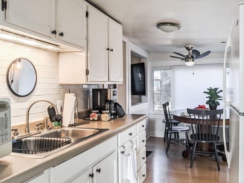 Well-stocked kitchen to whip up delicious meals.