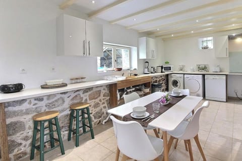 Spacious and light with all amenities including under counter freezer