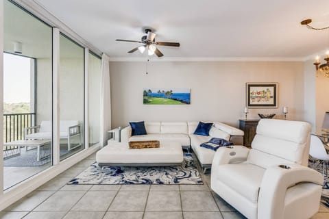 The whole gang can sit back and relax after a day at the beach or a round of golf