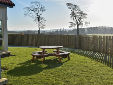 Tranquil sitting-out-area | Paddockhall Cottages, Linlithgow, near Edinburgh 