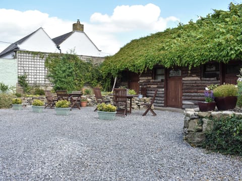 Courtyard | Hayloft - Foal Barn Cottages, Spennithorne, near Leyburn
