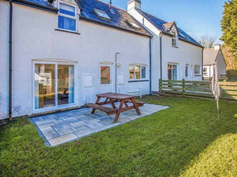 Garden | Dolphin Cottage - Celtic Haven Resort, Lydstep, near Tenby