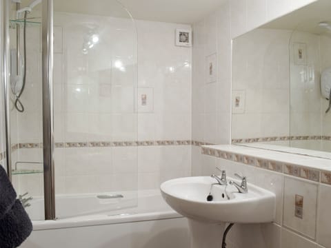 Family bathroom with shower over bath | 1 Brantfield House, near Bowness on Windermere