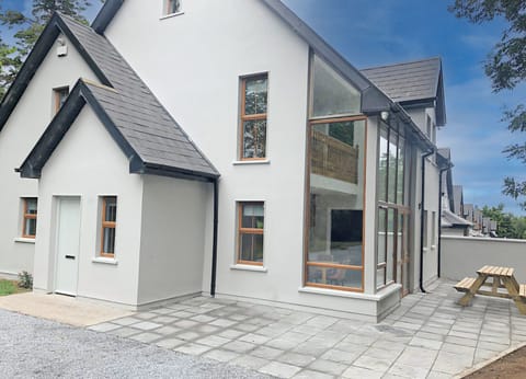 Old Court House Holiday Home, Pretty Lakeside Self Catering Holiday Accommodation Available Near Terryglass & Lough Derg in County Tipperary | Read More & Book Online Today