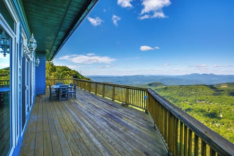 Beech Mountain Vacation Rental | 4BR | 3.5BA | 3,500 Sq Ft | Stairs to Access