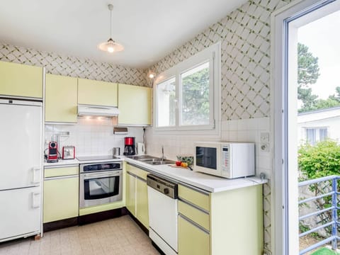 Cabinetry, Countertop, Furniture, Property, Kitchen Stove, Kitchen Appliance, Kitchen, Window, Home Appliance, Wood