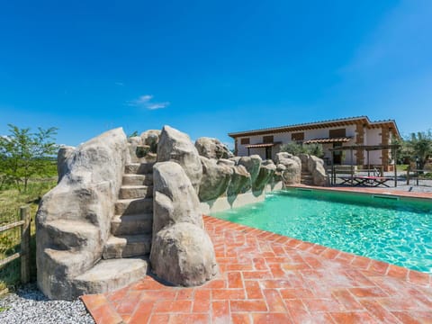 Water, Sky, Plant, Natural Landscape, Cloud, Swimming Pool, Building, Bedrock, Tree, Landscape