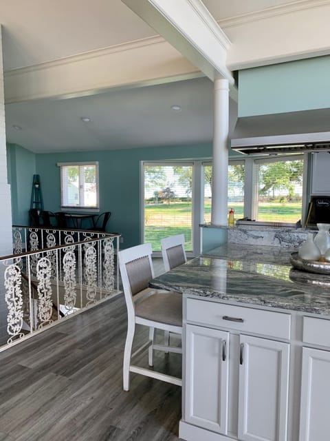 Kitchen and alcove area with table/4 chairs