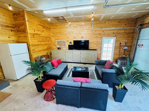 Awesome finished garage, Smart TV and huge overhead doors.
Amazing 3 seasons