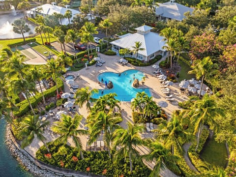 Resort Style Pool and Hot Tub in Community, Handicap Accessible ; Ample Seating and Loungers; Community Grill; Gym; Multiple Tennis Courts! Only a 2 Minute Walk from the Condo!