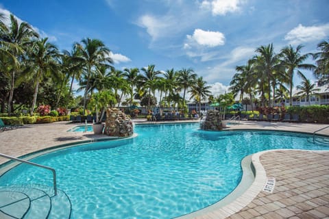 Resort Style Pool and Hot Tub in Community, Handicap Accessible ; Ample Seating and Loungers; Community Grill; Gym; Multiple Tennis Courts! Only a 2 Minute Walk from the Condo!