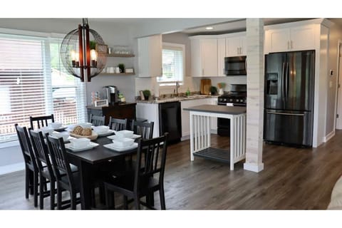 Fully Stocked Kitchen (cooking basic & coffee maker with free coffee/tea bar)