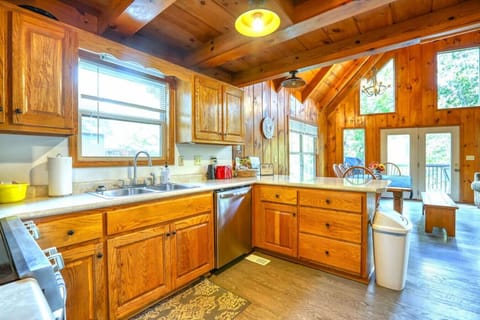 Roomy and fully equipped kitchen with peninsula for added seating / serving