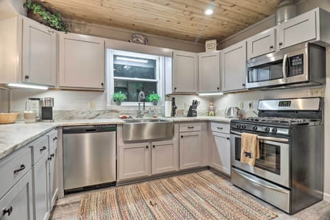 Fully Equipped Kitchen | Crock-Pot | Dishware & Glassware