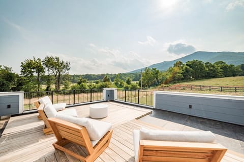 Rooftop deck is great for sunsets & star gazing.