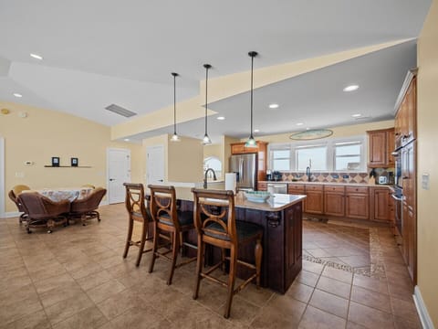 Kitchen - Extra Bar Seating for 3