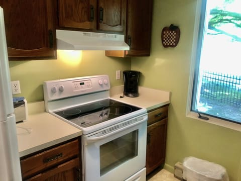 Full kitchen. - Full kitchen.