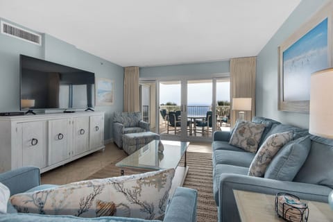 Living Area w/Beachfront Balcony