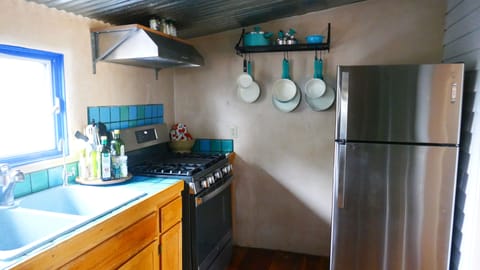 FOUR BURNER RANGE WITH GRIDDLE AND AIR FRYER.