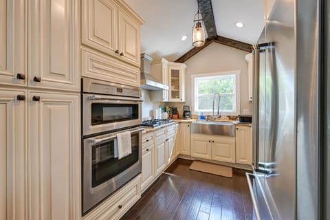 Fully Equipped Kitchen | Keurig Coffee Maker | Toaster | Crockpot