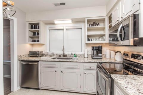 "I would definitely recommend staying here while in Bowling Green. The place is modern, very clean, and extremely quiet." - Cynthia L. 5 Star Airbnb Review