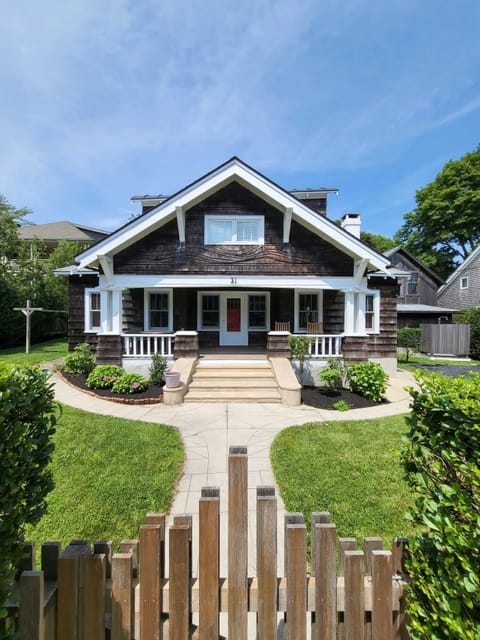 Cozy 5 BDR home near Downtown Oak Bluff