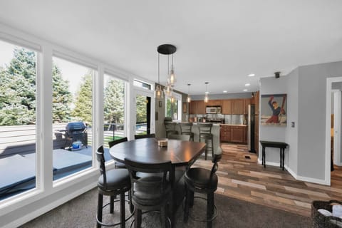dining table expands to round with leaves