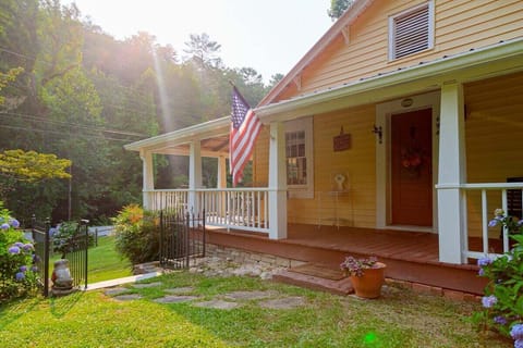 Amazing 3/4 wrap around porch