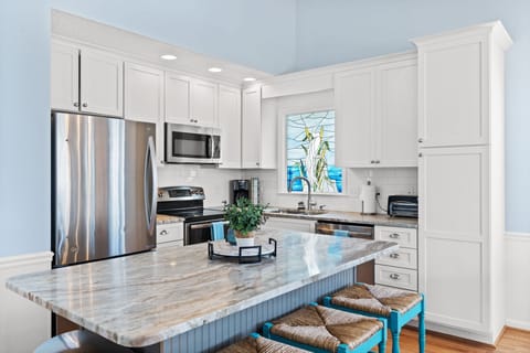 Fully stocked kitchen!