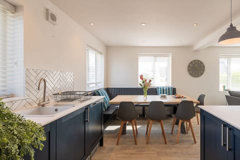 Spring Tide - Dining table and kitchen