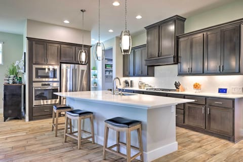 Kitchen | Fully Equipped w/ Cooking Basics