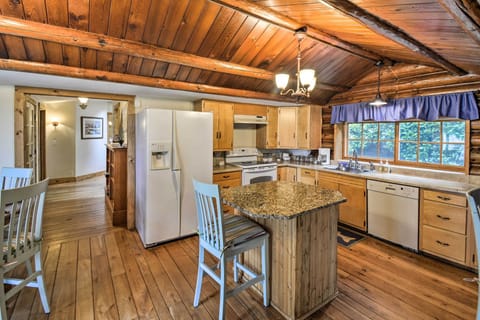 Well-Equipped Kitchen | Blender | Toaster | Crock-Pot