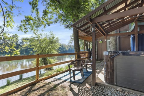Hot Tub & Cabin right on The Potomac River