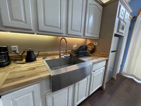 New Metal Apron Sink!