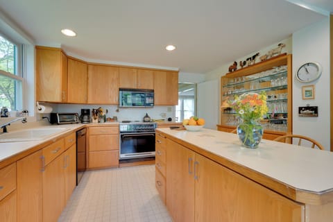 Kitchen | Fully Equipped w/ Cooking Basics
